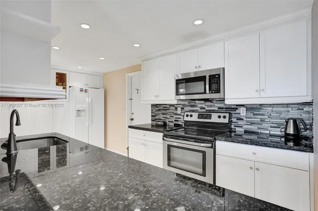 $2,700 | 1833 South Ocean Drive, Unit 906, Hallandale Beach, FL 33009