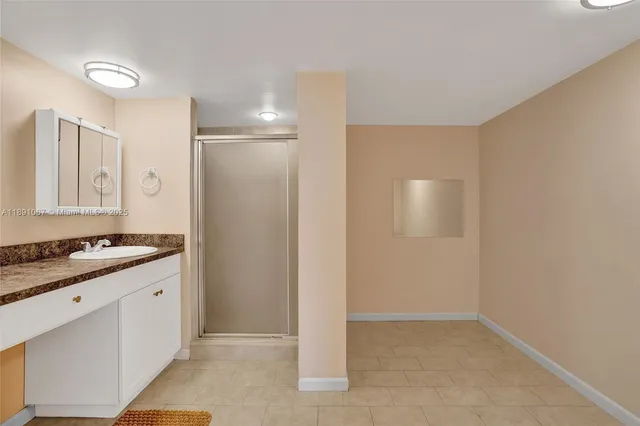 $2,700 | 1833 South Ocean Drive, Unit 906, Hallandale Beach, FL 33009