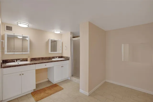 $2,700 | 1833 South Ocean Drive, Unit 906, Hallandale Beach, FL 33009