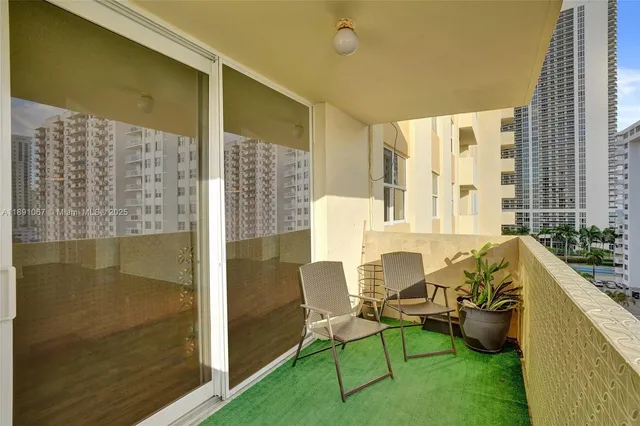 $2,700 | 1833 South Ocean Drive, Unit 906, Hallandale Beach, FL 33009