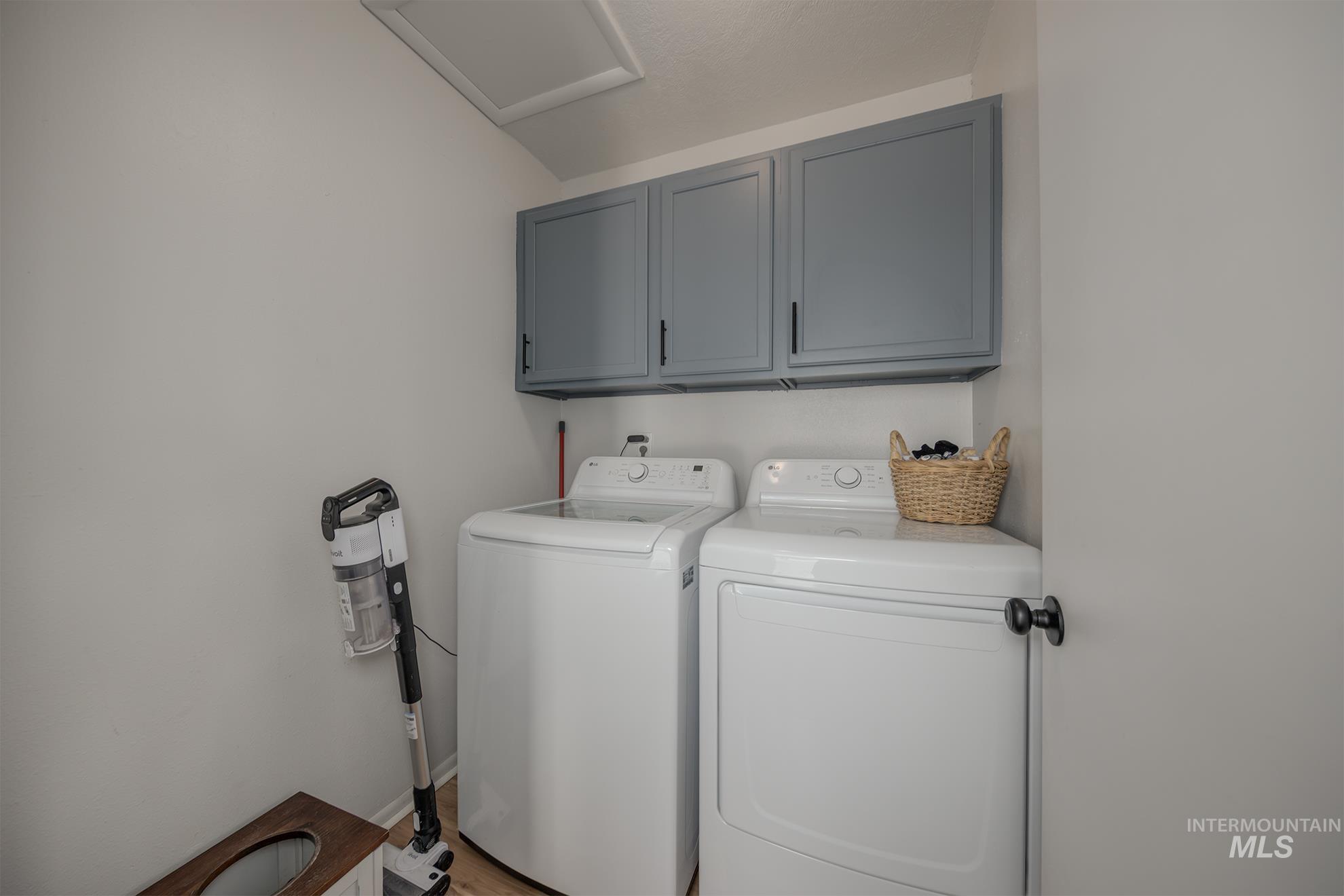 1009 County Road 70 Weiser, ID 83672 - Photo 17 of 48 Laundry room featuring cabinet space and washing machine and dryer