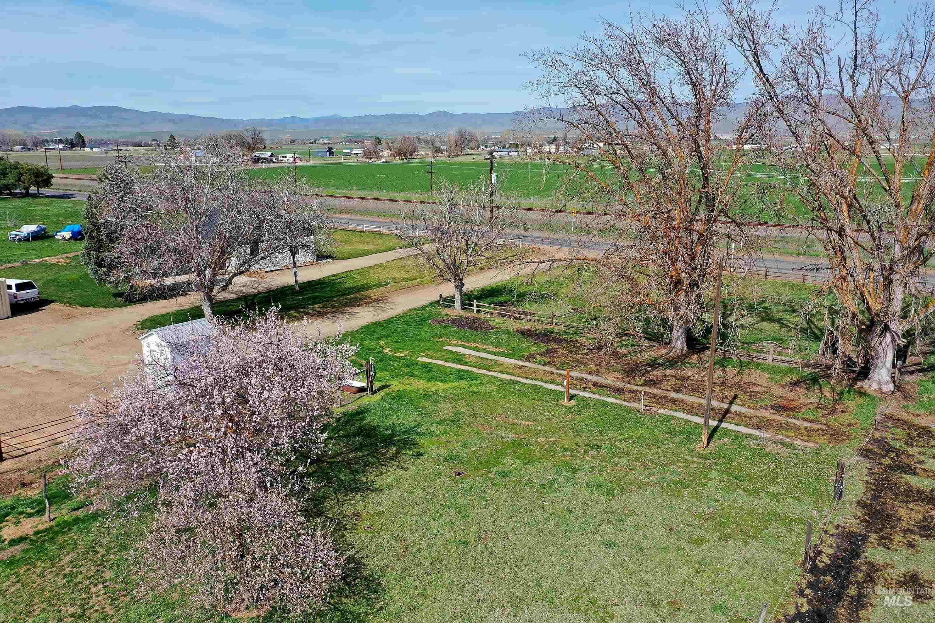 1009 County Road 70 Weiser, ID 83672 - Photo 20 of 48 View of green lawn featuring a view of countryside and a mountain view