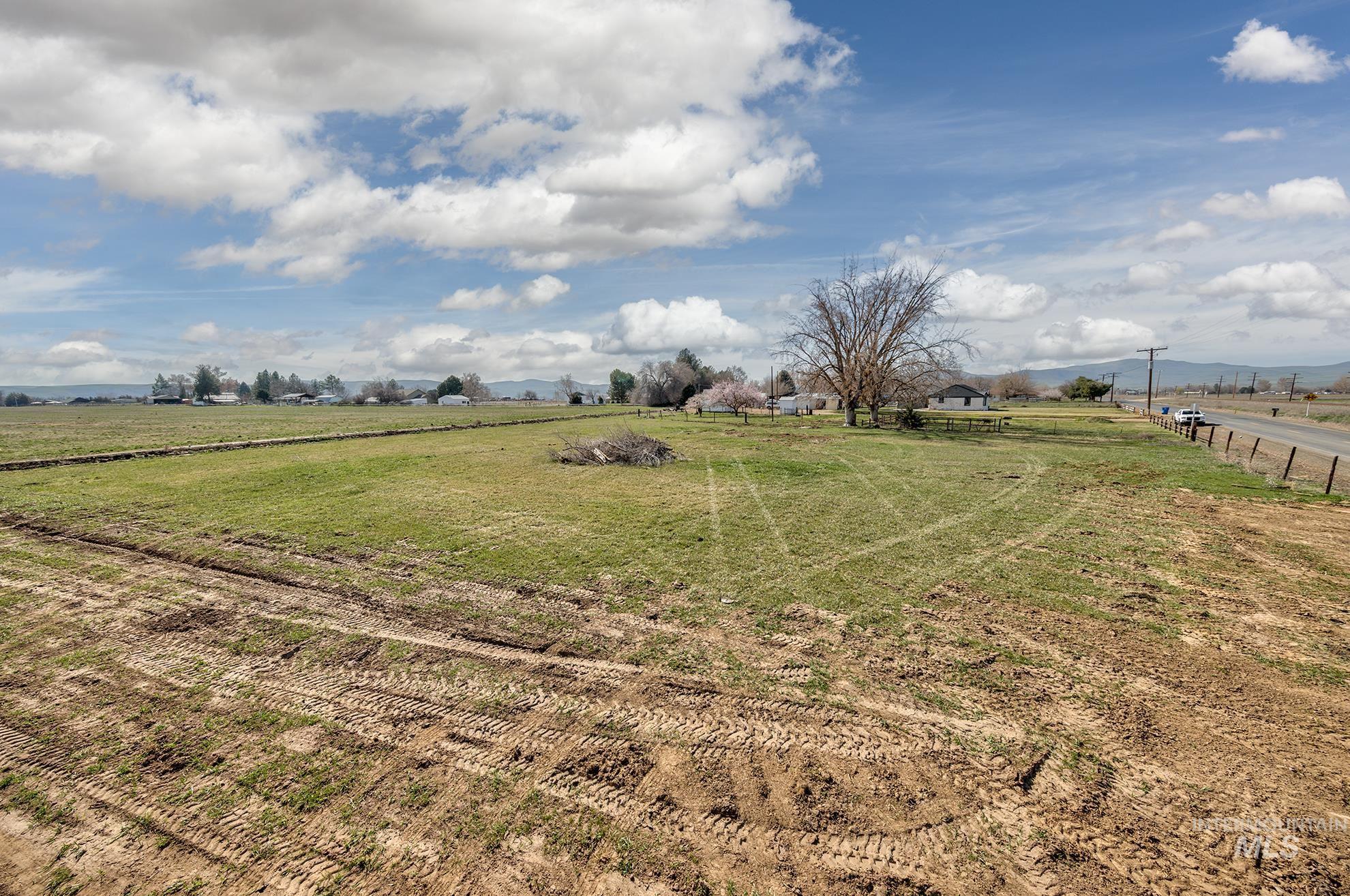 1009 County Road 70 Weiser, ID 83672 - Photo 27 of 48 View of green lawn featuring a rural view