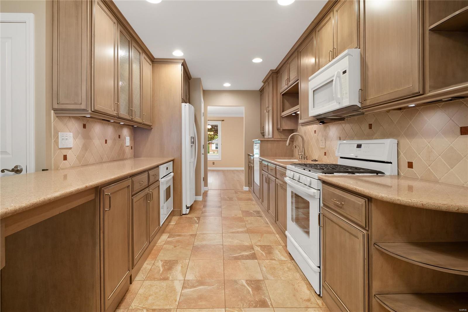 1871 Clover Ridge Court Chesterfield, MO 63017 - Photo 10 of 46 Gallery Image 10