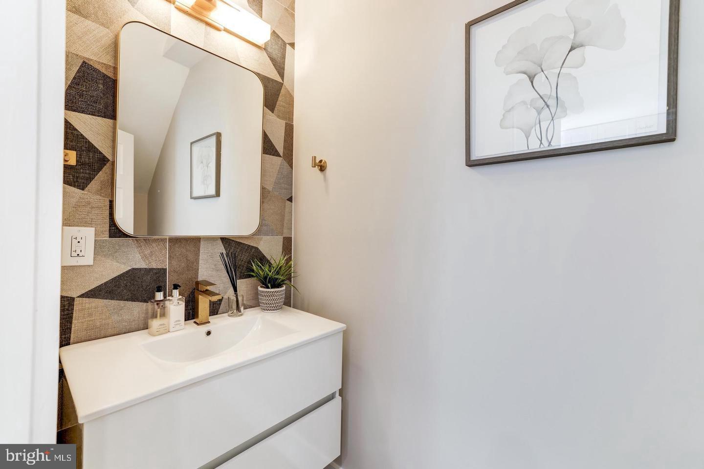 620 Columbia Road Northwest Washington, DC 20001 - Photo 20 of 61 Main level powder room