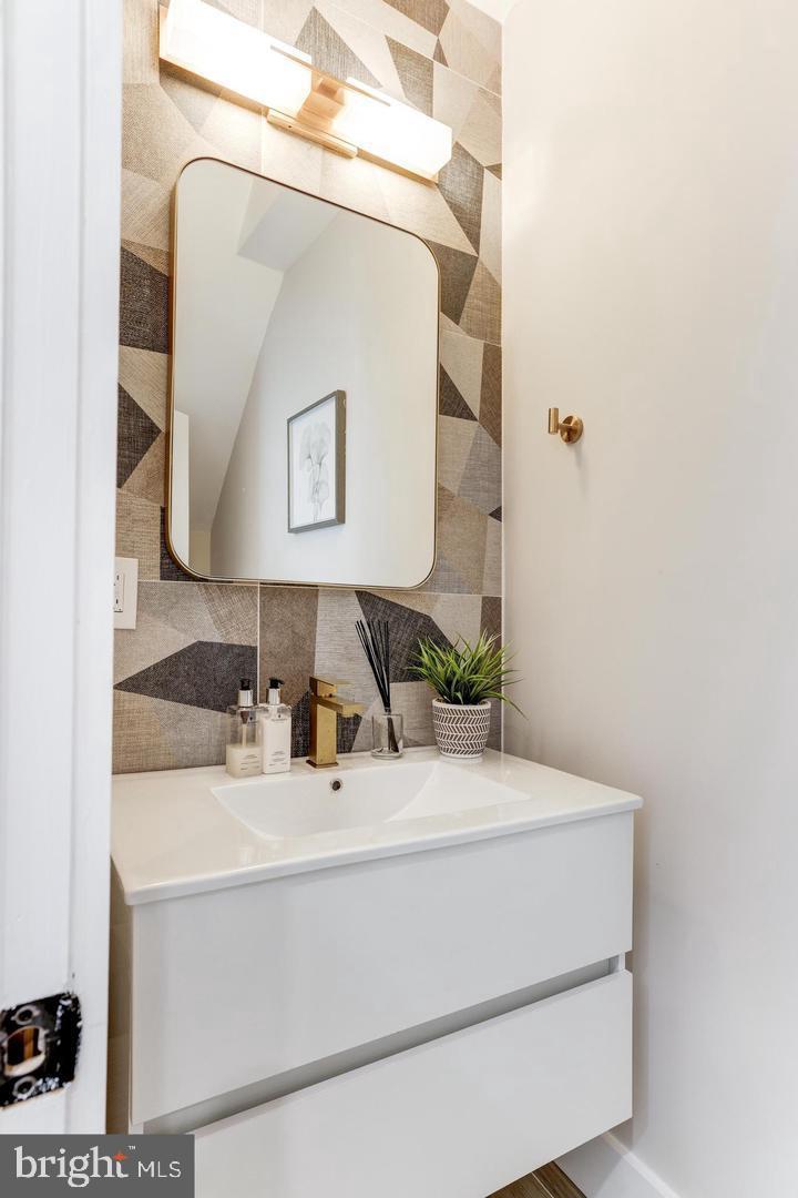 620 Columbia Road Northwest Washington, DC 20001 - Photo 21 of 61 Main level powder room