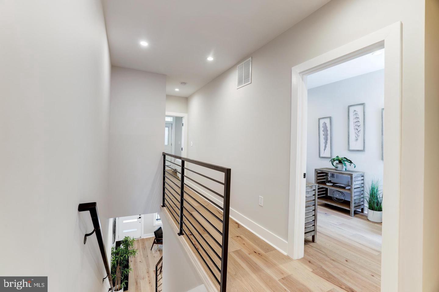 620 Columbia Road Northwest Washington, DC 20001 - Photo 22 of 61 2ND Floor hallway