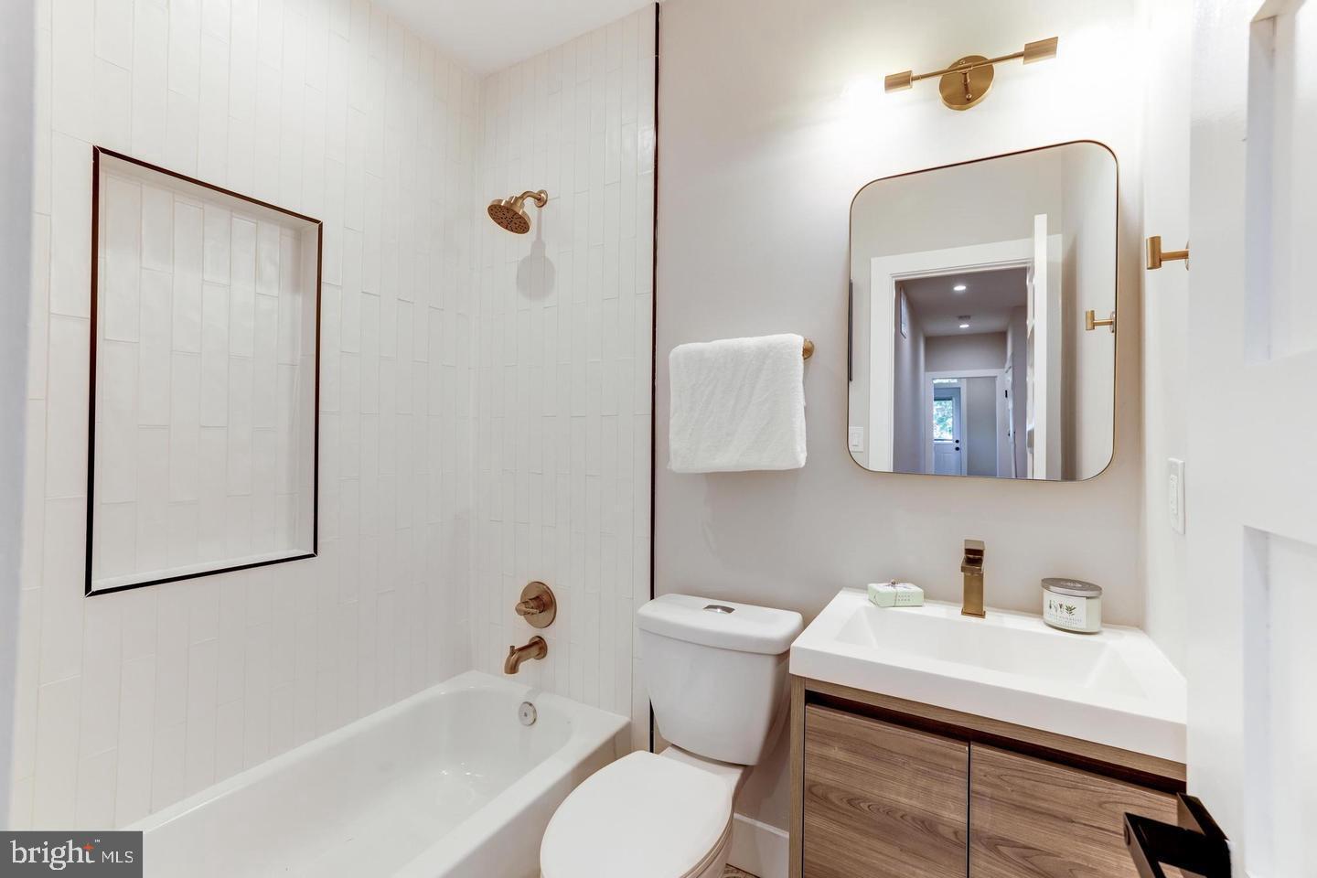 620 Columbia Road Northwest Washington, DC 20001 - Photo 27 of 61 2ND Floor hallway bath