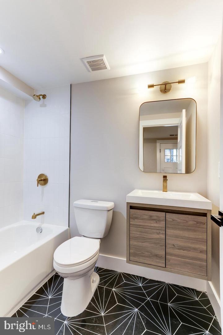 620 Columbia Road Northwest Washington, DC 20001 - Photo 47 of 61 Basement Bath