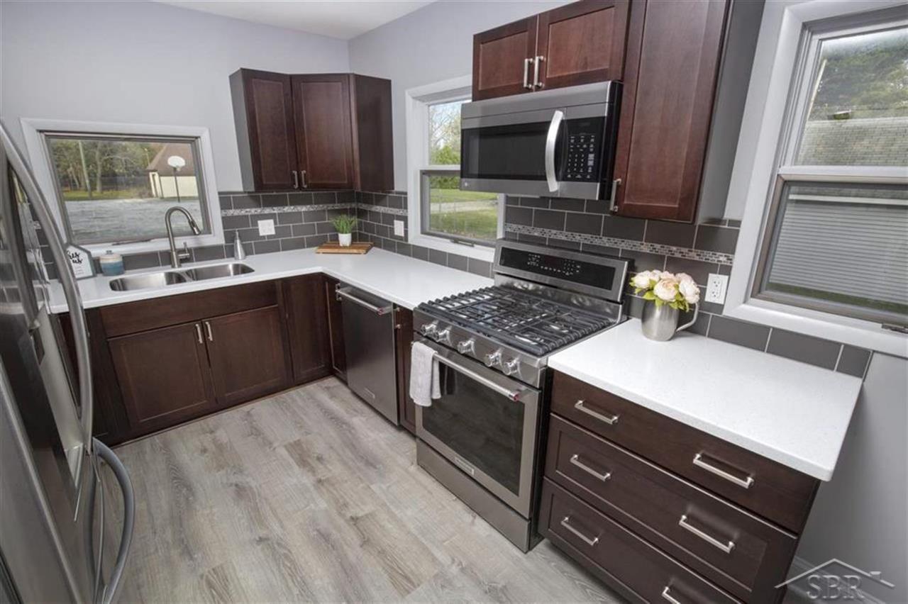 210 North Tuscola Road Bay City, MI 48708 - Photo 7 of 41 50028319-6.JPG