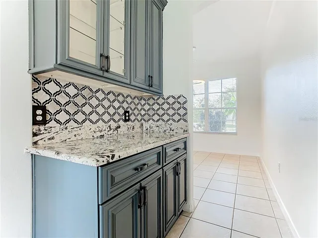 a view of a kitchen and kitchen island