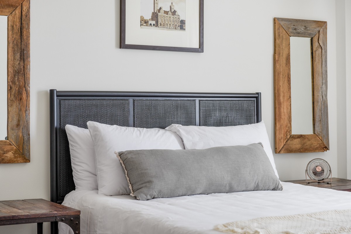 1808 State Street, Unit 307 Nashville, TN 37203 - Photo 1 of 27 a living room with a couch