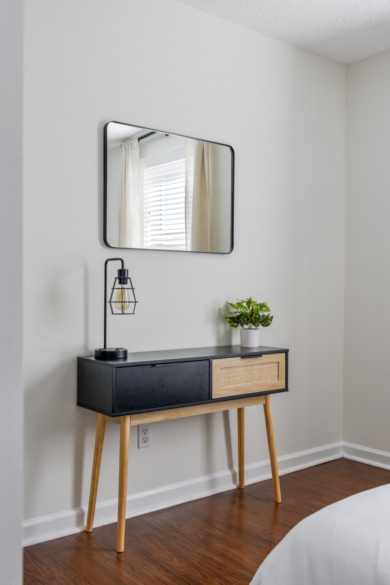 1808 State Street, Unit 307 Nashville, TN 37203 - Photo 25 of 27 a room with a table and potted plant