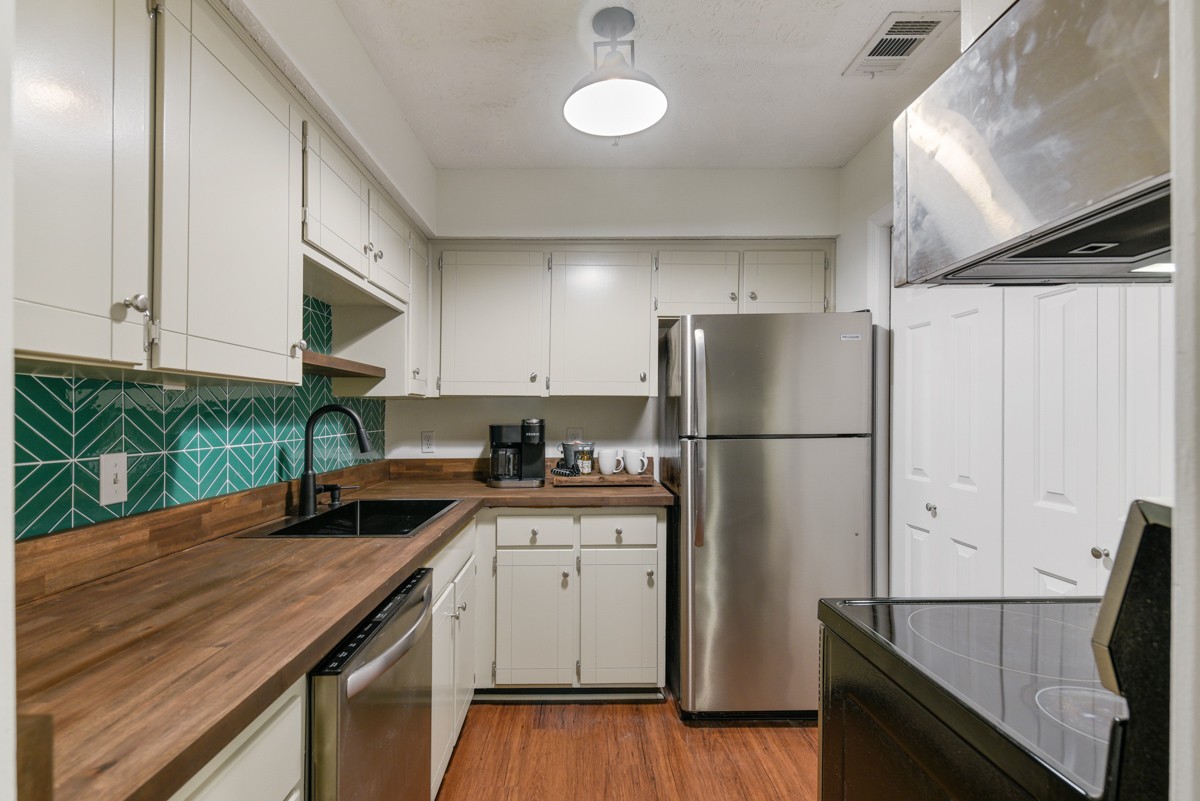 1808 State Street, Unit 307 Nashville, TN 37203 - Photo 8 of 27 a kitchen with appliances a refrigerator and a sink