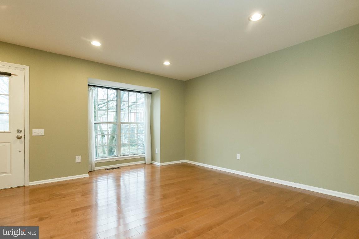 6523 Cypress Point Road Alexandria, VA 22312 - Photo 3 of 34