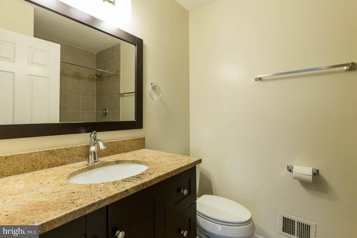 6523 Cypress Point Road Alexandria, VA 22312 - Photo 27 of 34 Owners Full Bath