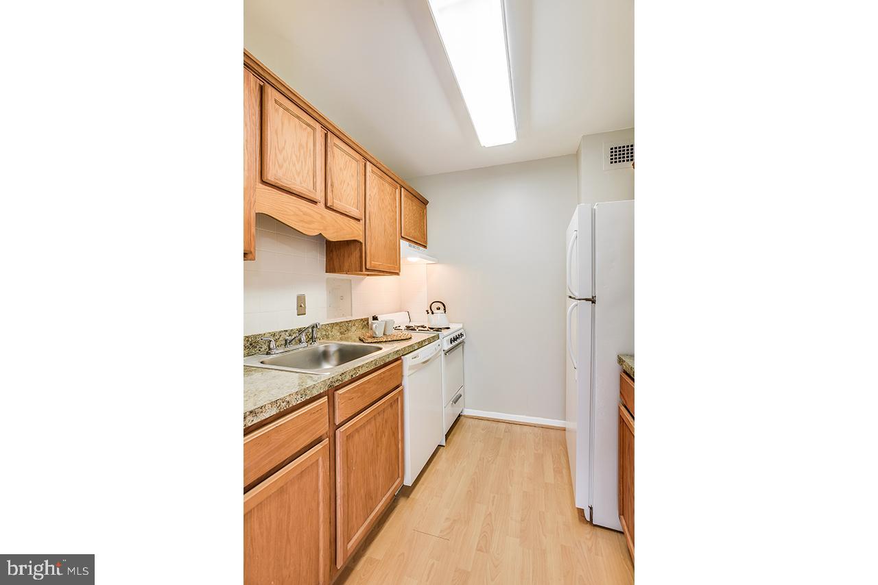 1900 Lyttonsville Road, Unit 610 Silver Spring, MD 20910 - Photo 6 of 22 Kitchen