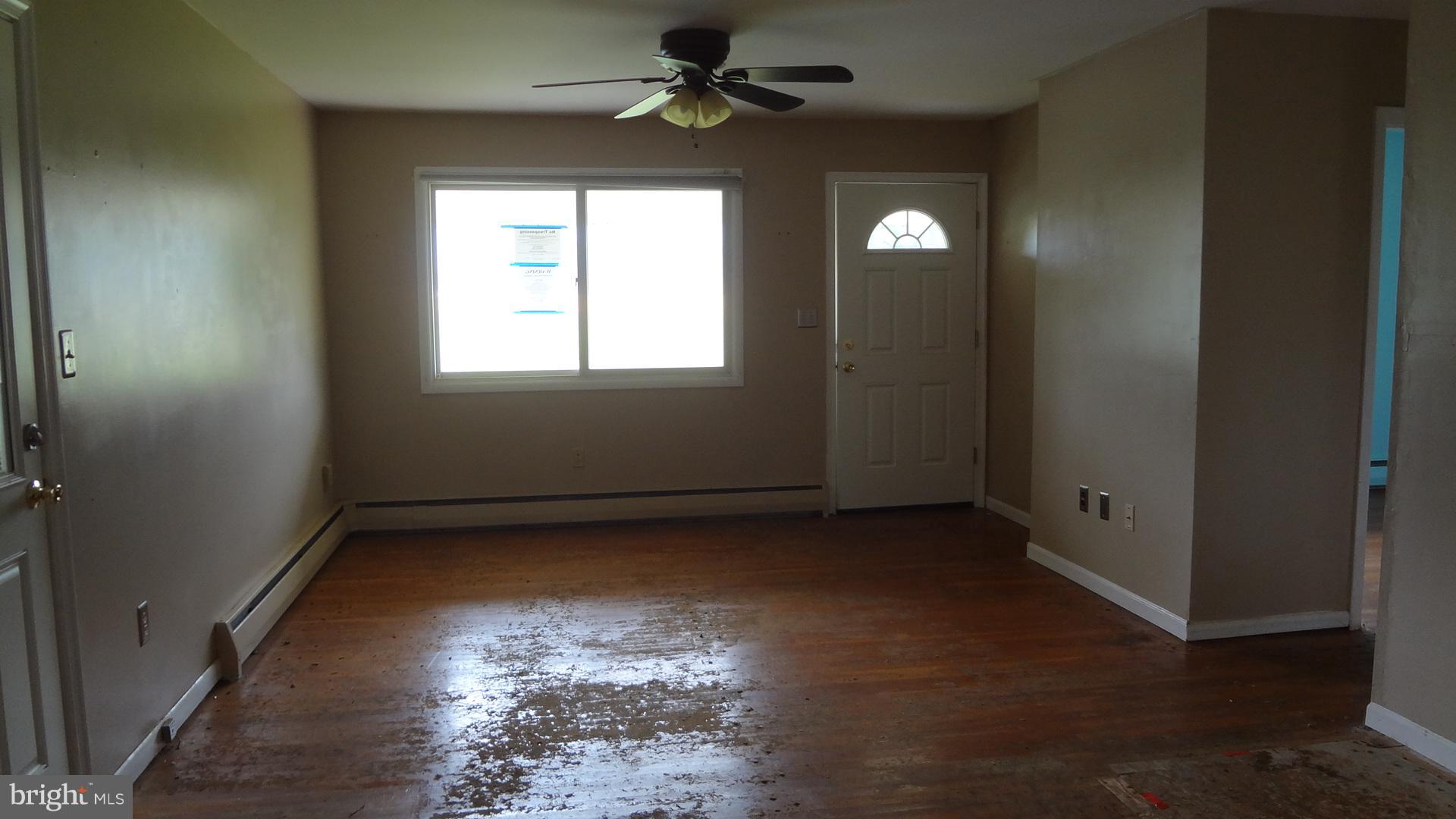3640 Lander Road Jefferson, MD 21755 - Photo 4 of 22 Living Room
