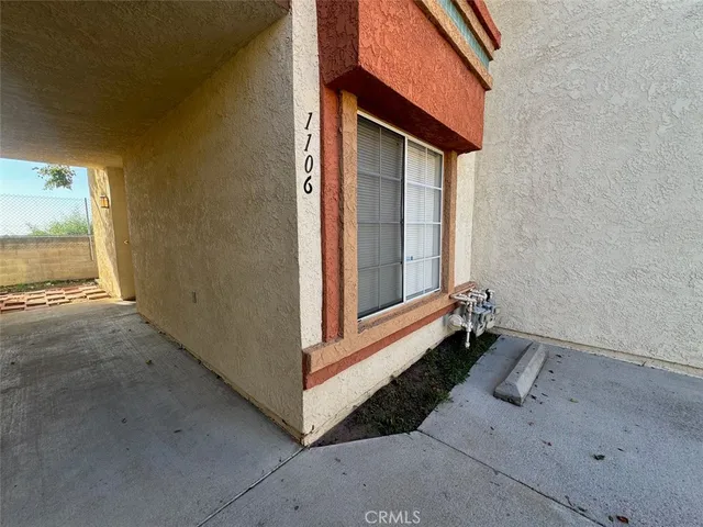a view of utility room