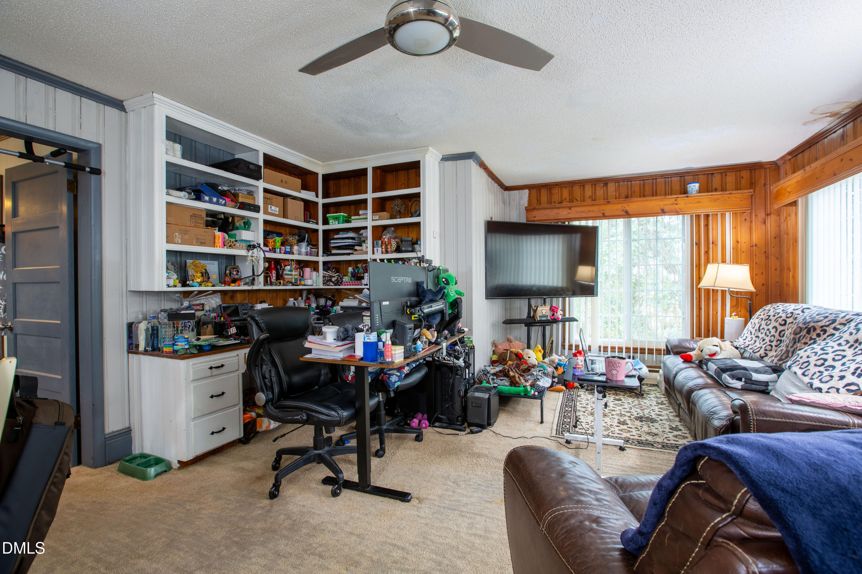 173 Jernigan Road Dunn, NC 28334 - Photo 13 of 42 a livingroom with workspace and a window