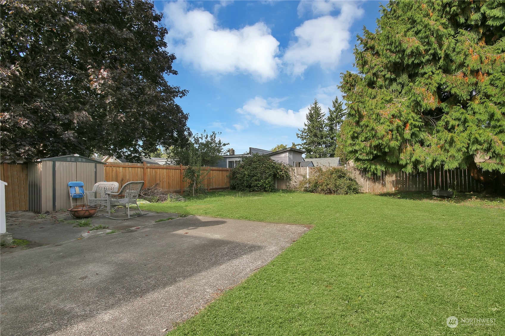 813 West Main Puyallup, WA 98371 - Photo 16 of 24 a backyard of a house with lots of green space