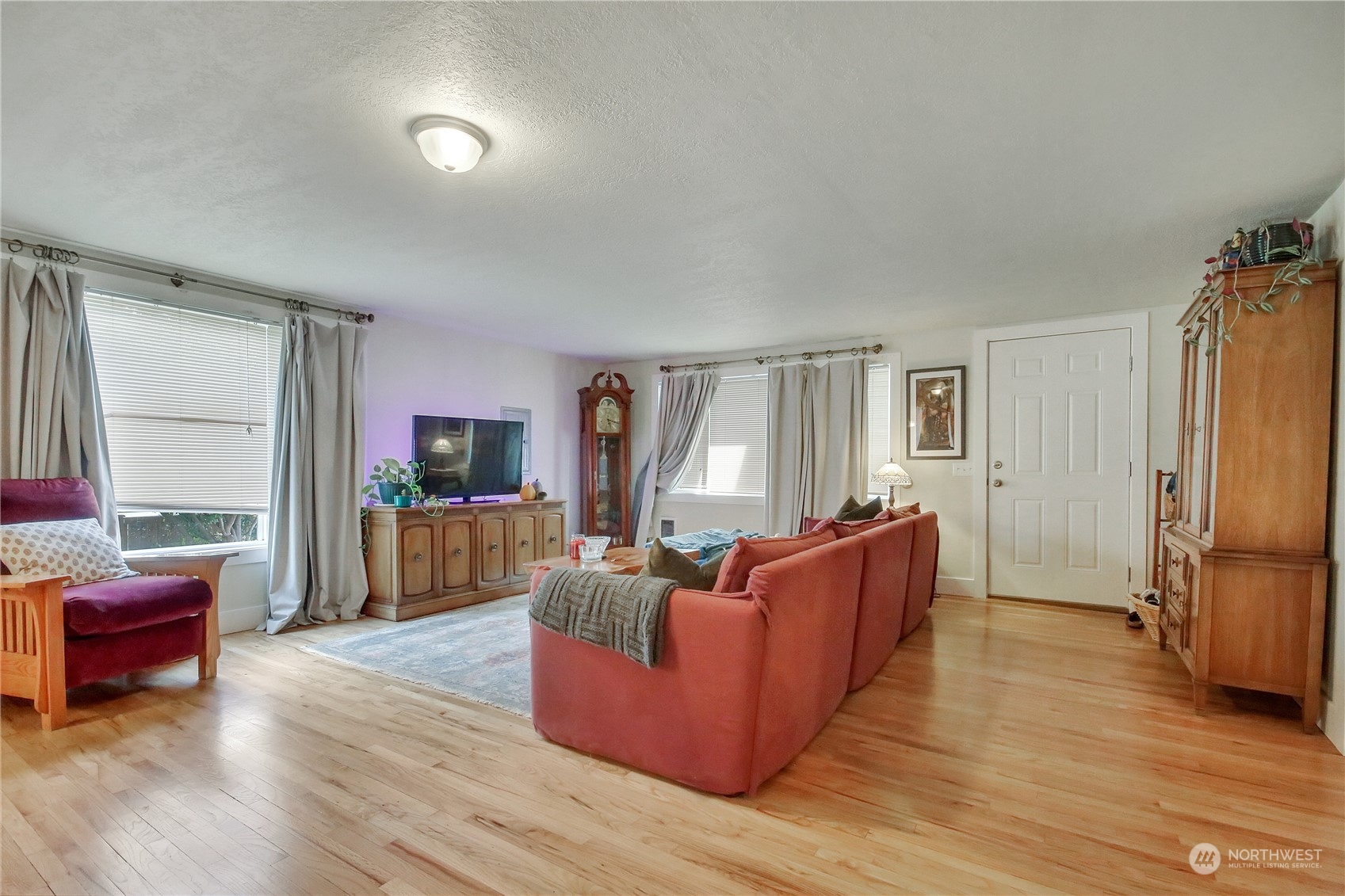813 West Main Puyallup, WA 98371 - Photo 5 of 24 a living room with furniture window and wooden floor