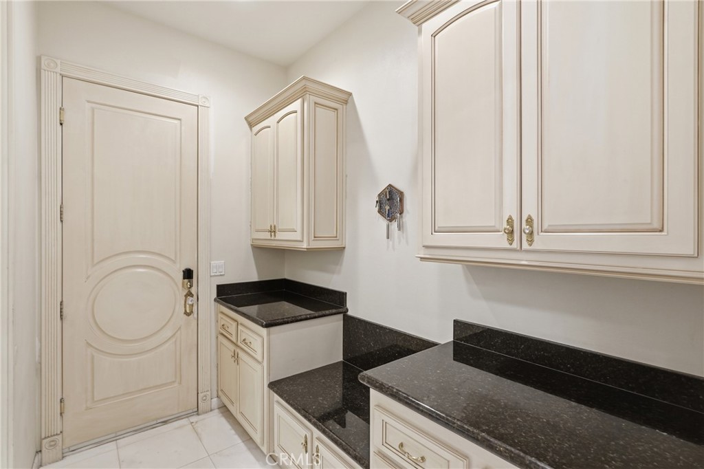 7252 Boice Lane Riverside, CA 92506 - Photo 29 of 59 Mudroom near garage