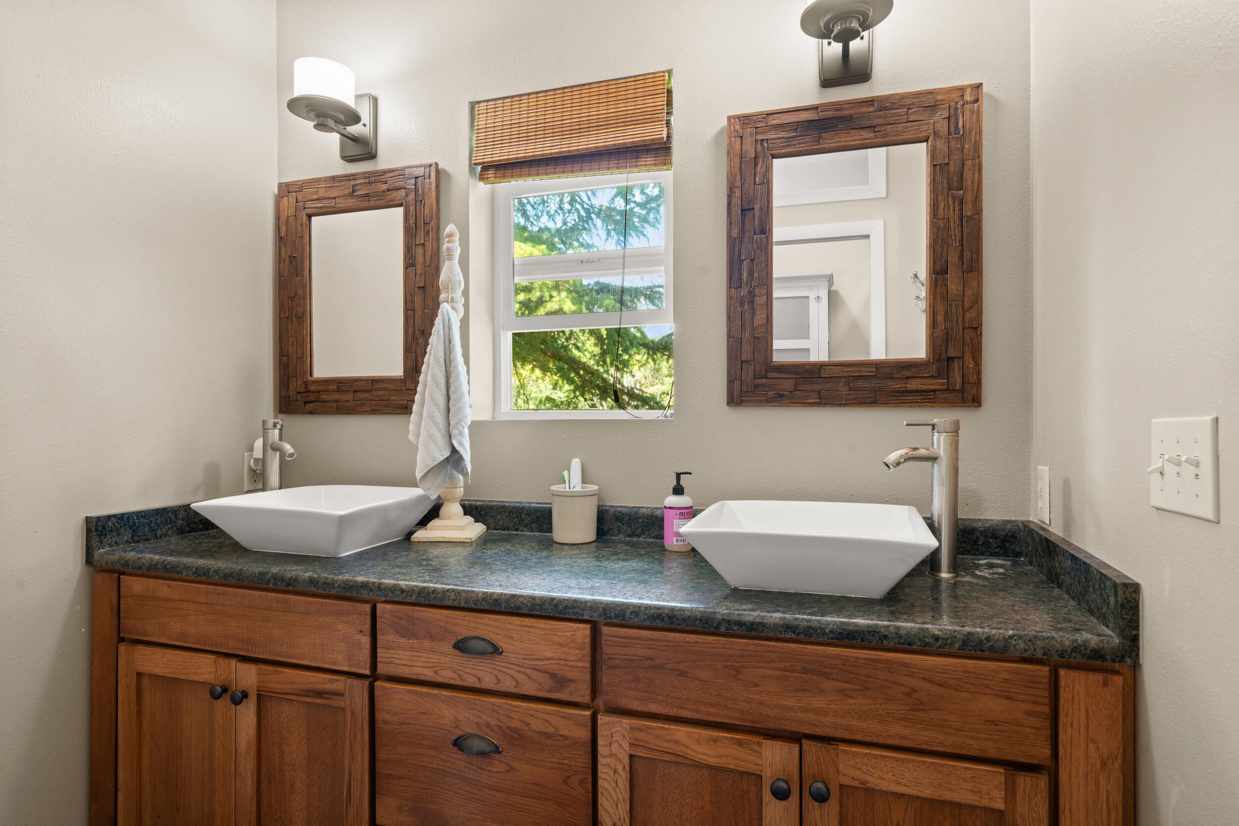 2835 Sundown Road Medford, OR 97501 - Photo 41 of 61 Primary bath