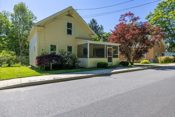 $250,000 | 136 Quaboag Street, Warren, MA 01083