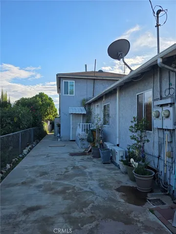 a view of a chairs and table in backyard