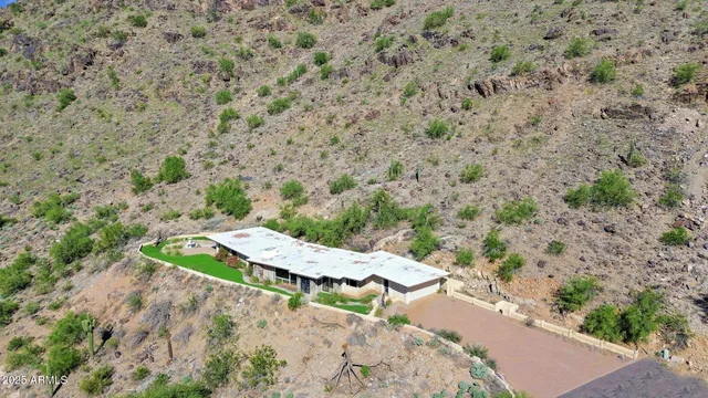 a view of a dry yard with a barn