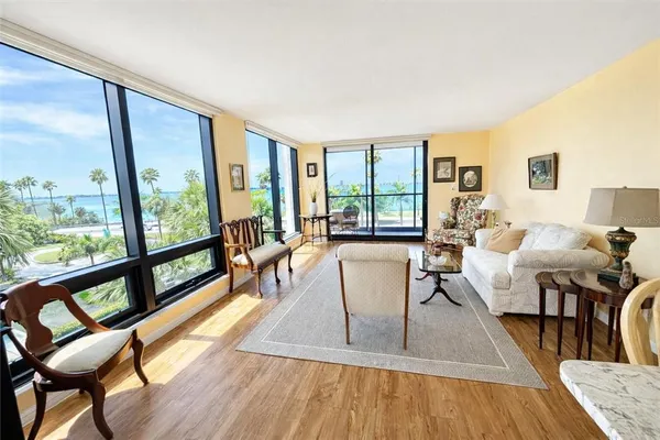 $795,000 | 707 South Gulfstream Avenue, Unit 307, Sarasota, FL 34236