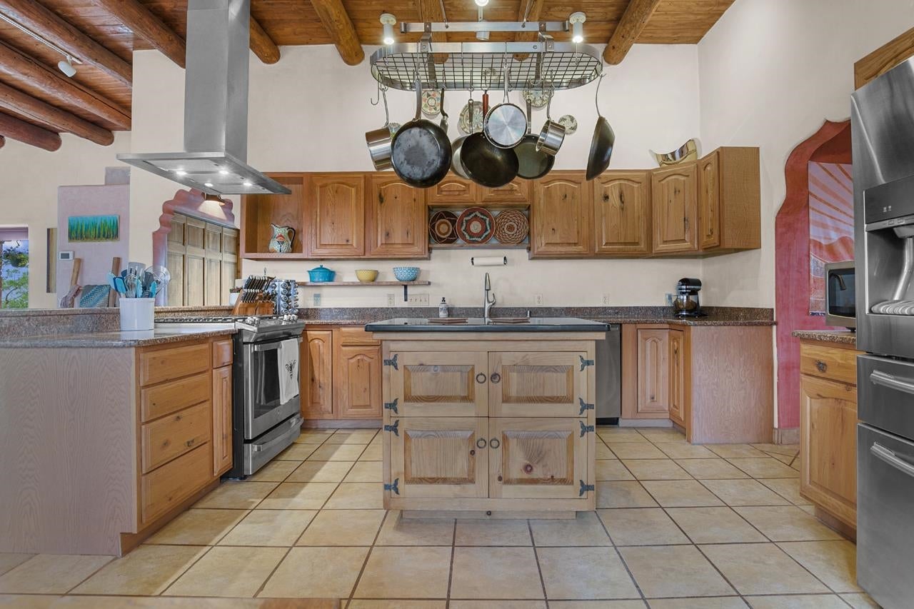 65 Las Tusas Road Ranchos de Taos, NM 87557 - Photo 7 of 46 Gallery Image 7