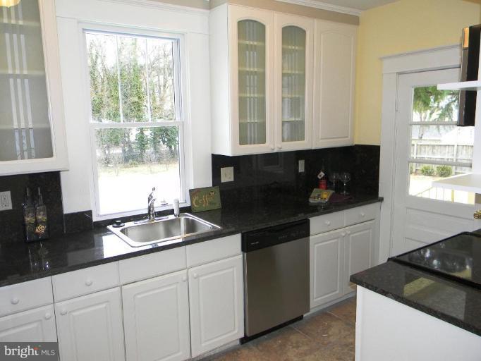 6102 Frederick Road Catonsville, MD 21228 - Photo 3 of 22 Kitchen