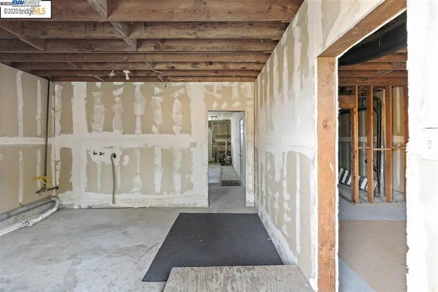 a view of a entrance door of the house