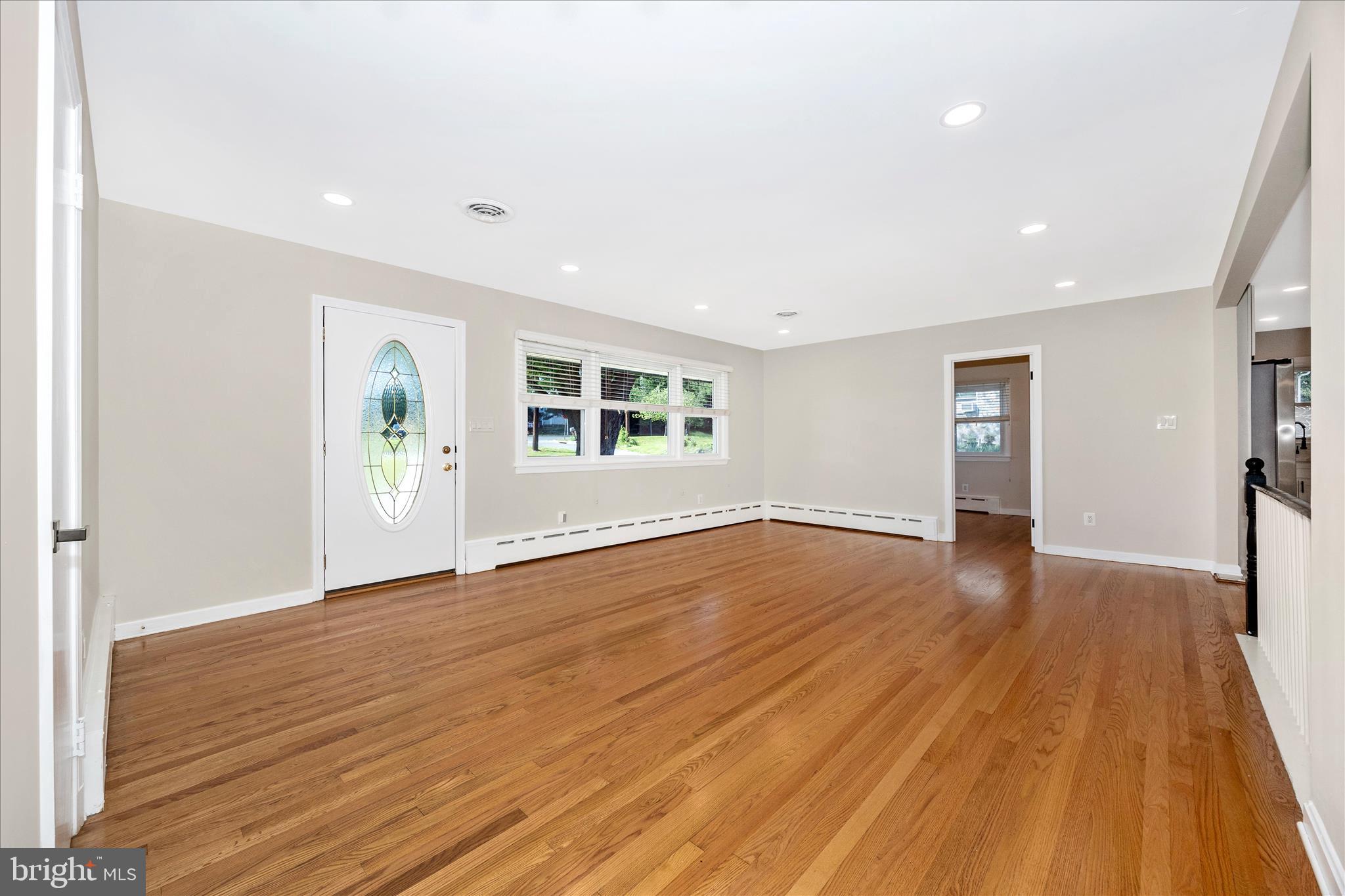 16215 Redland Road Rockville, MD 20855 - Photo 4 of 51 Living Room