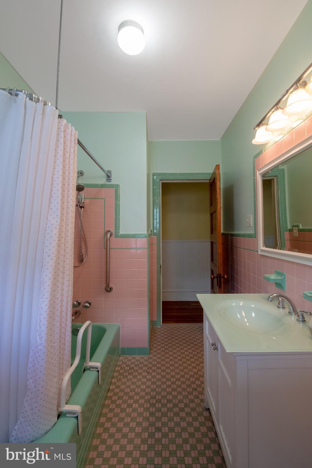 2526 South Cleveland Street Philadelphia, PA 19145 - Photo 26 of 29 a bathroom with a bathtub and shower