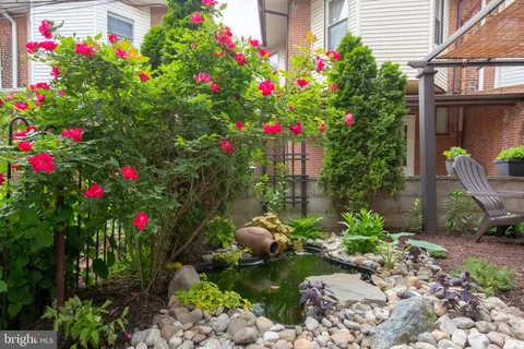 a flower garden is sitting in front of flowers
