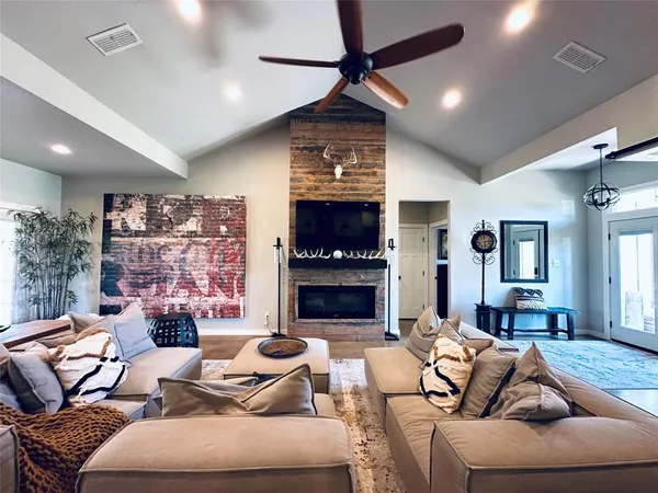 $599,900 | 265 Lake Point Road, Comanche, TX 76442