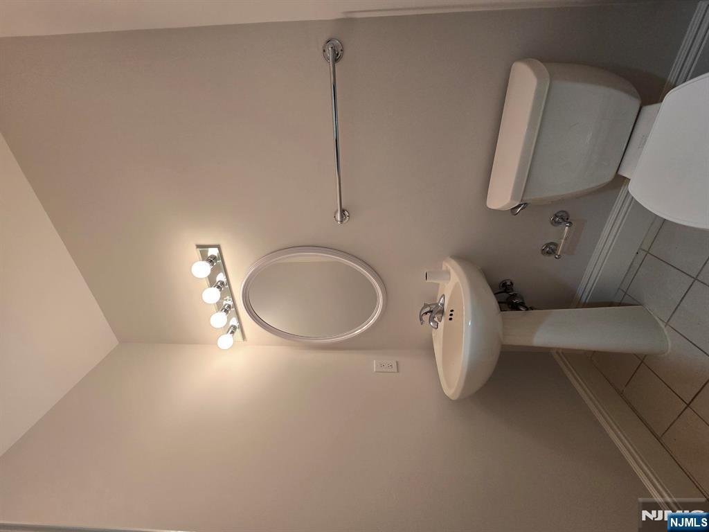 139 Stonegate Trail, Unit 40 Cresskill, NJ 07626 - Photo 10 of 23 a bathroom with a toilet sink and mirror