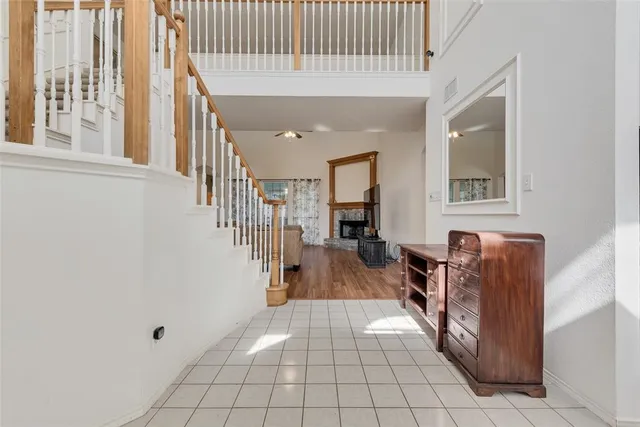 a view of entryway with livingroom