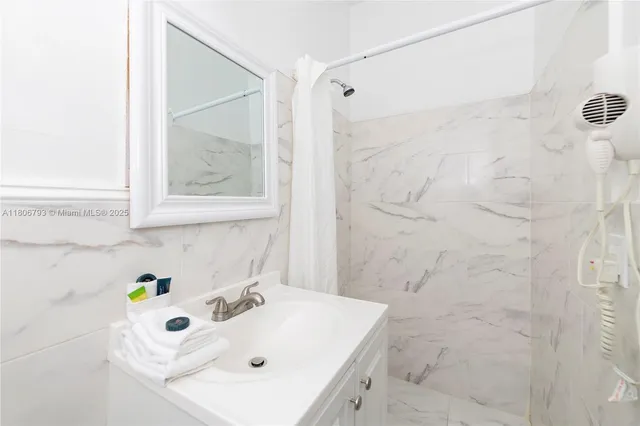 $2,000 | 6760 Collins Avenue, Unit 17, Miami Beach, FL 33141