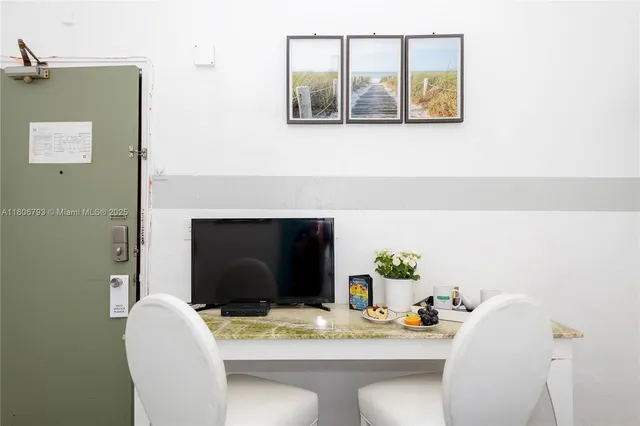 $2,000 | 6760 Collins Avenue, Unit 17, Miami Beach, FL 33141