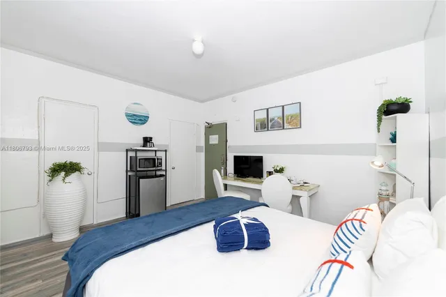 $2,000 | 6760 Collins Avenue, Unit 17, Miami Beach, FL 33141