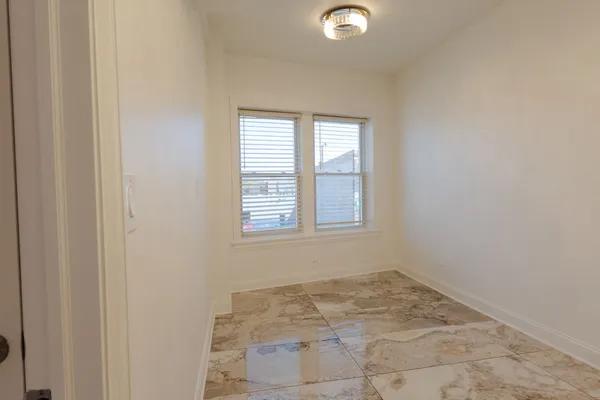 $3,000 | 6712 North Clark Street, Unit 2, Chicago, IL 60626