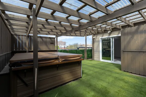 $3,000 | 6712 North Clark Street, Unit 2, Chicago, IL 60626