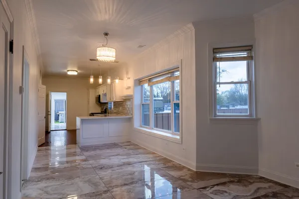 $3,000 | 6712 North Clark Street, Unit 2, Chicago, IL 60626