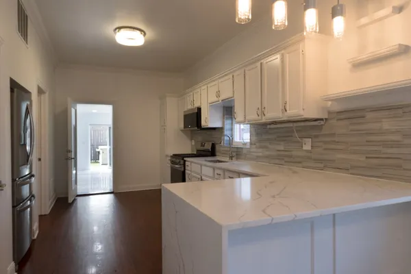 $3,000 | 6712 North Clark Street, Unit 2, Chicago, IL 60626