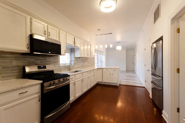 $3,000 | 6712 North Clark Street, Unit 2, Chicago, IL 60626