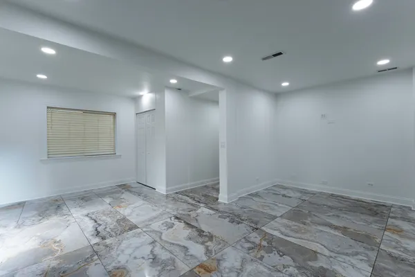 $3,000 | 6712 North Clark Street, Unit 2, Chicago, IL 60626